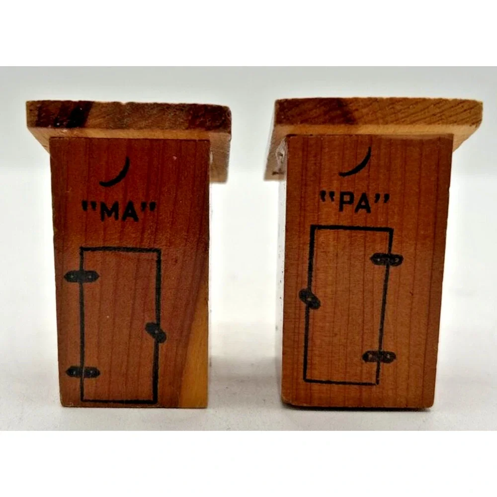 Vintage‎ Retro Salt and Pepper Shakers Ma & Pa Wooden Outhouse U260/49